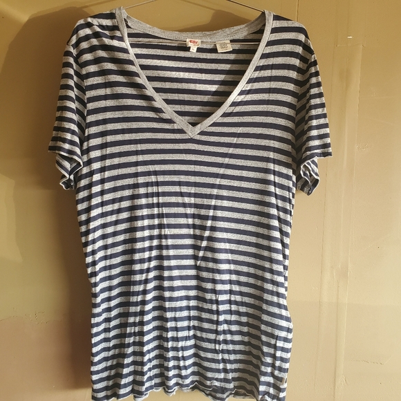 Levi's Vneck Shirt sz XL